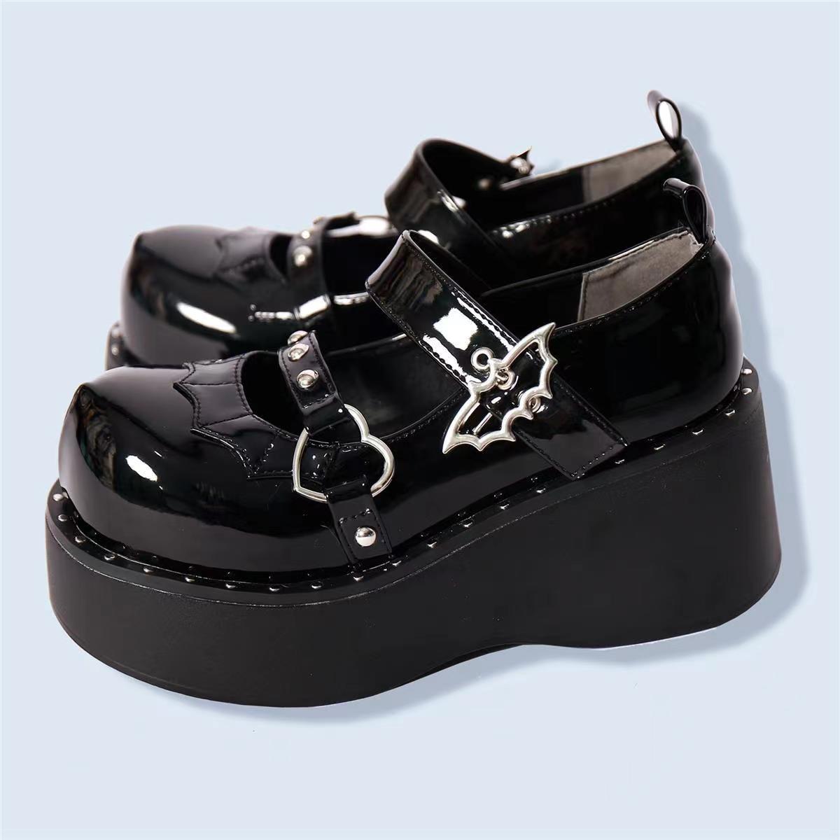 Retro Female With Hearts Decorative Chain Uniform Leather Shoes