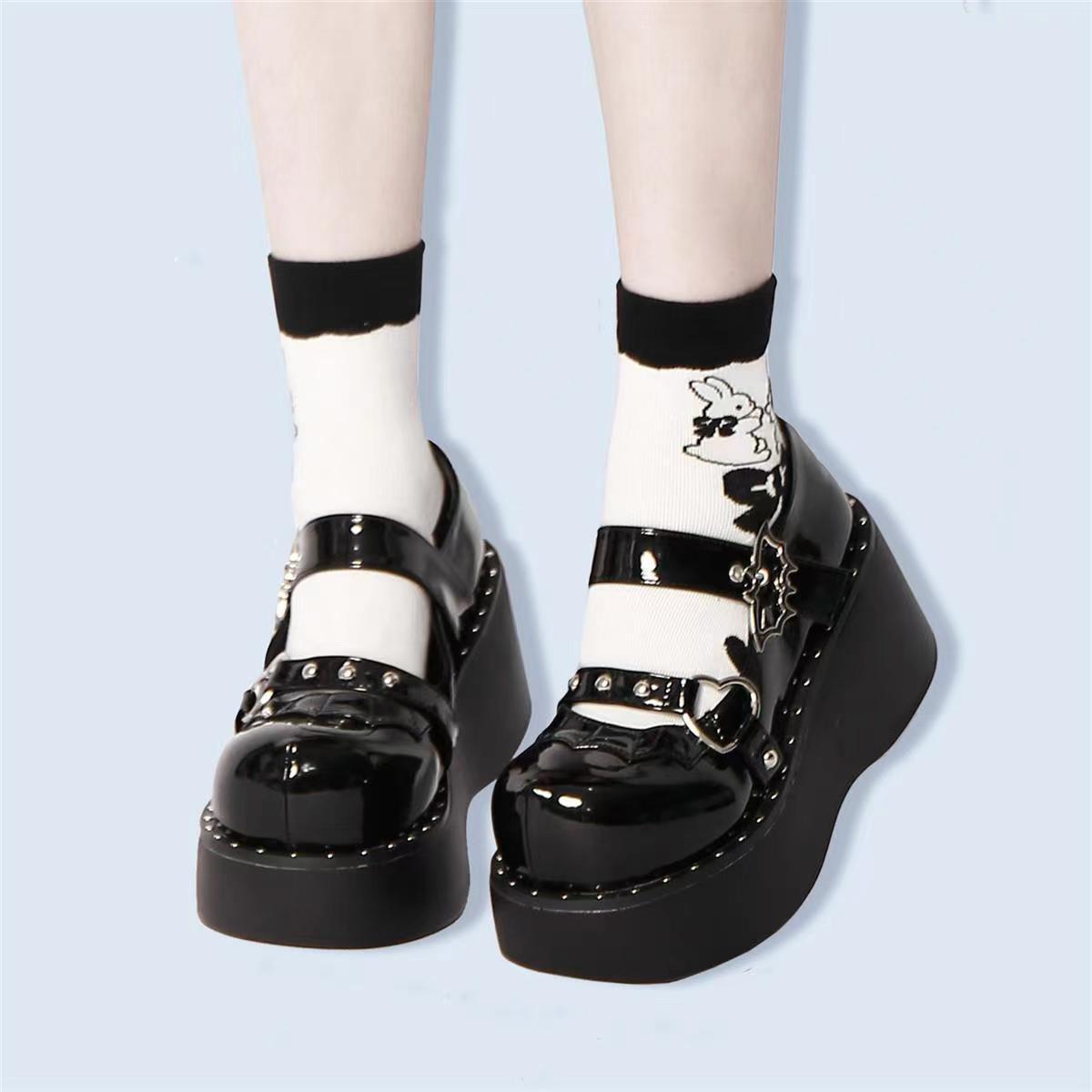 Retro Female With Hearts Decorative Chain Uniform Leather Shoes